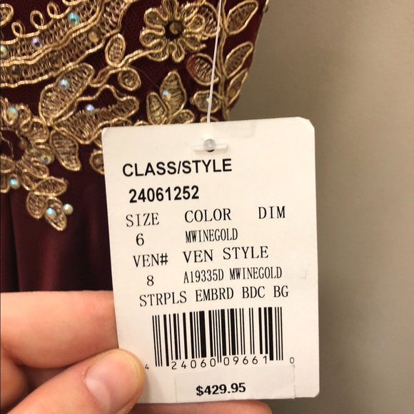 Gorgeous Maroon Prom Dress 💞 - Picture 4 of 4